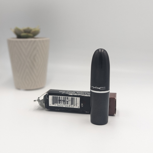 MAC Matte Lipstick Photo New in Box - Picture 2 of 3